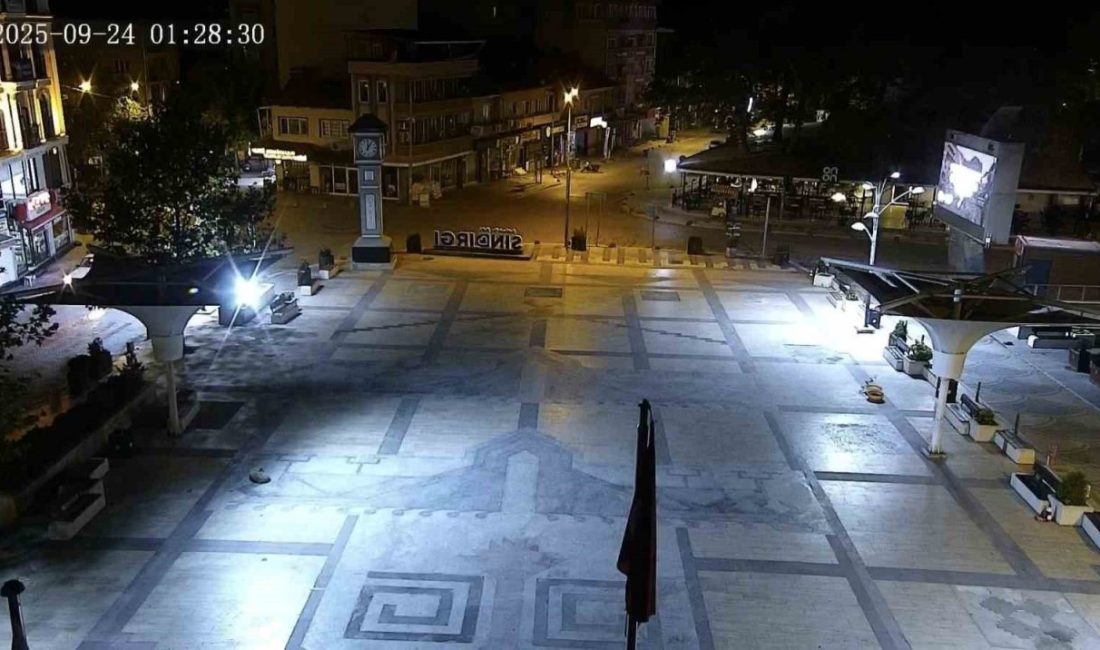 Balıkesir’de gece 01.27’de meydana gelen 4.5 büyüklüğündeki deprem kameralara yansıdı.