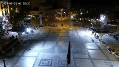 Balıkesir’de gece 01.27’de meydana gelen 4.5 büyüklüğündeki deprem kameralara yansıdı.