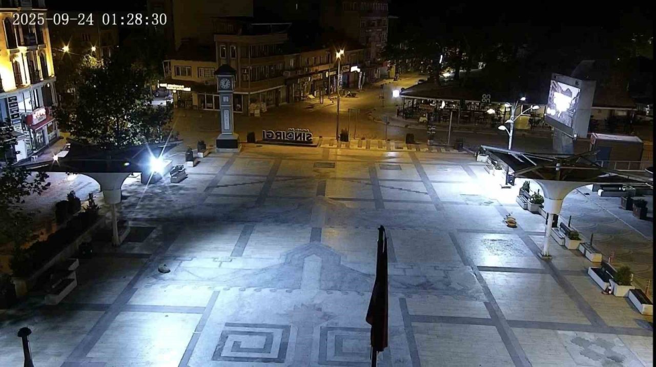 Balıkesir’de gece 01.27’de meydana gelen 4.5 büyüklüğündeki deprem kameralara yansıdı.