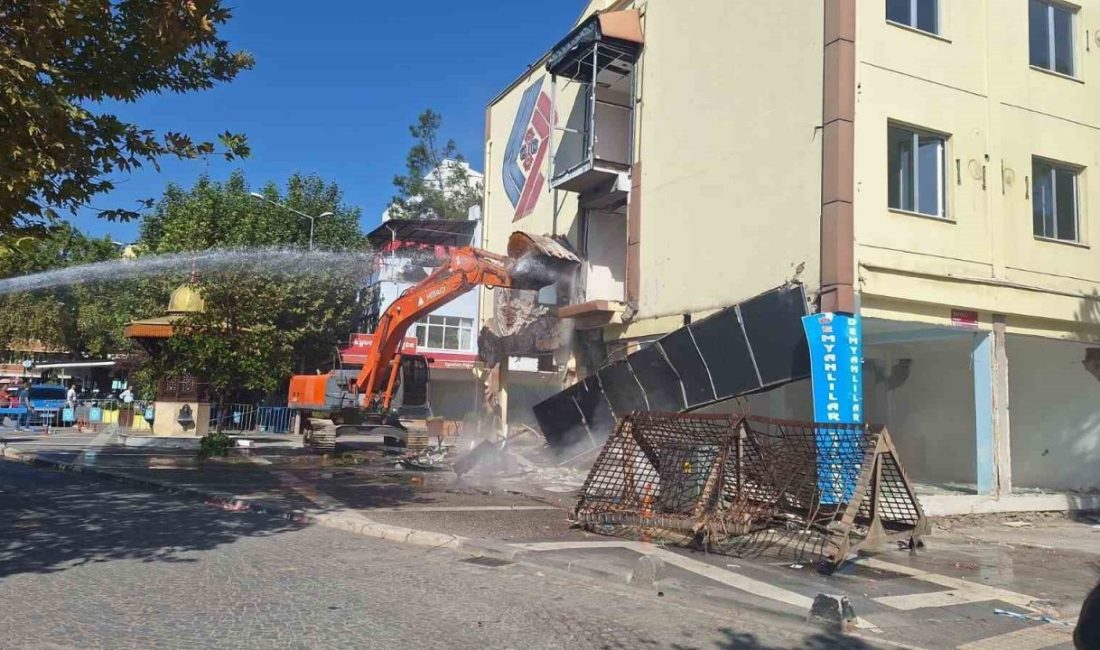 Balıkesir’in Sındırgı ilçesinde meydana gelen 6.1’lik depremde ağır hasar alan