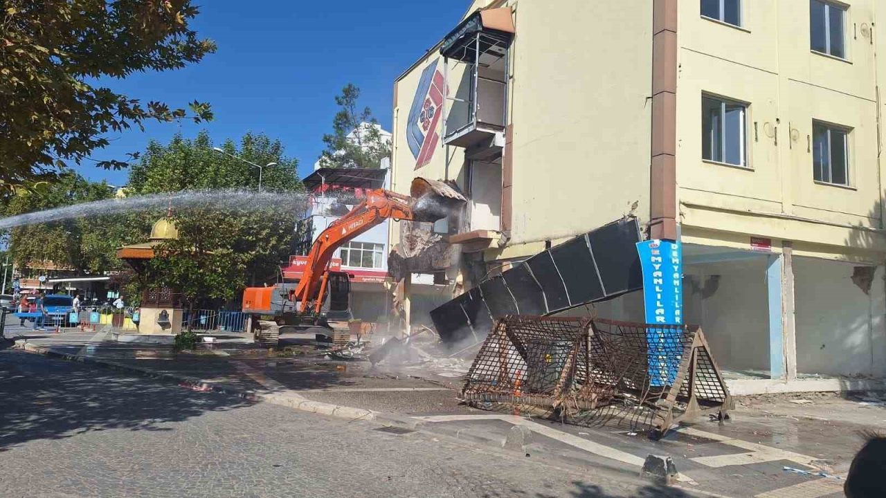 Balıkesir’in Sındırgı ilçesinde meydana gelen 6.1’lik depremde ağır hasar alan