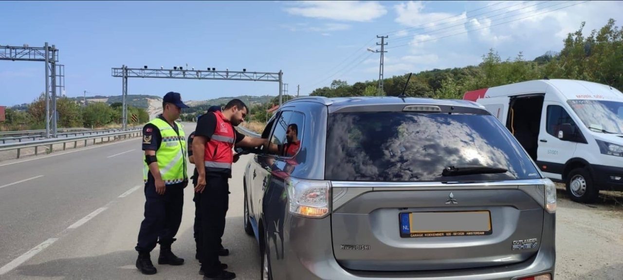 Sinop’ta jandarma tarafından yapılan huzur uygulamasında bin 591 kişi sorgulandı,
