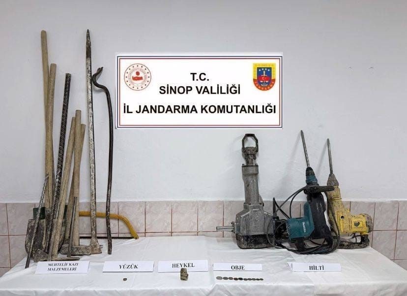 Sinop’un Durağan ilçesinde jandarma ekipleri tarafından çok sayıda tarihi eser