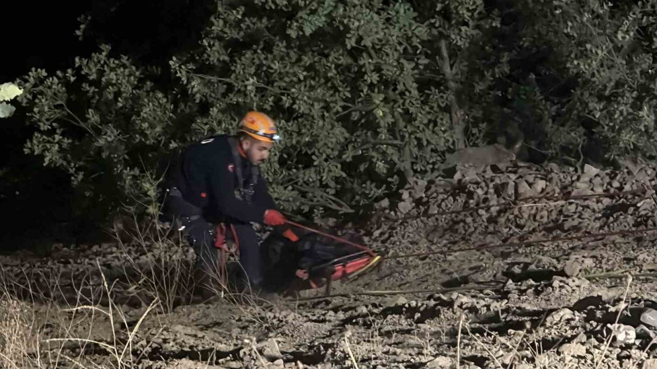 Sivas’ın Doğanşar ilçesinde otomobilin uçuruma yuvarlandığı kazada 4 kişi hayatını