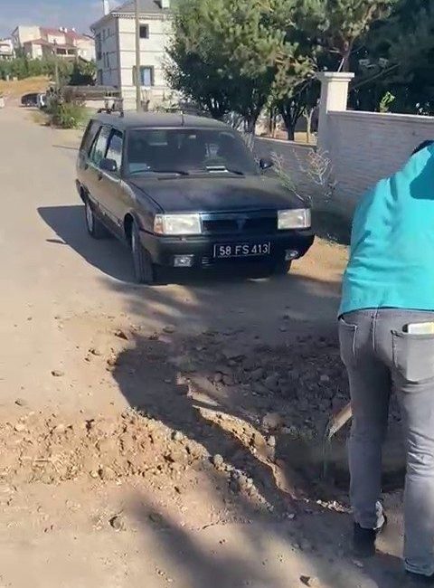 Sivas Öğretmenevi Müdürü’nün inşaatı süren villasında kamu personelini çalıştırdığı ve