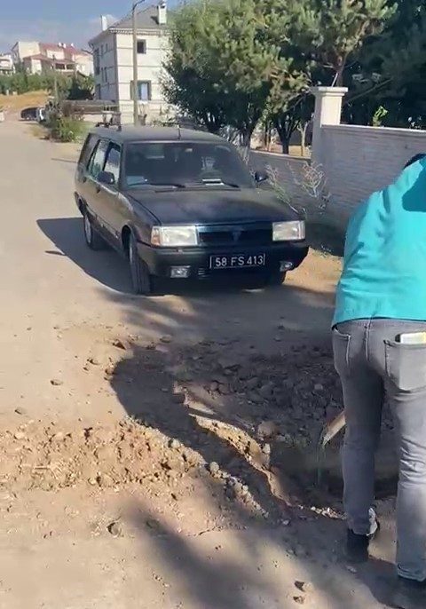 Sivas Öğretmenevi Müdürü’nün inşaatı süren villasında kamu personelini çalıştırdığı ve