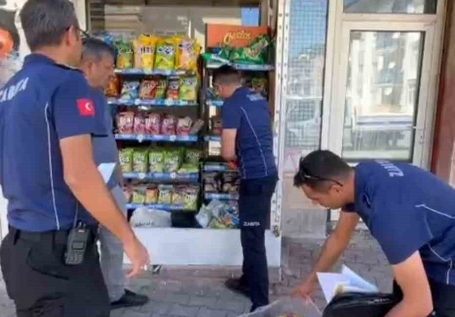 Sivas’ta Zabıta Müdürlüğü ekipleri, denetledikleri bir bakkalda son tüketim tarihi