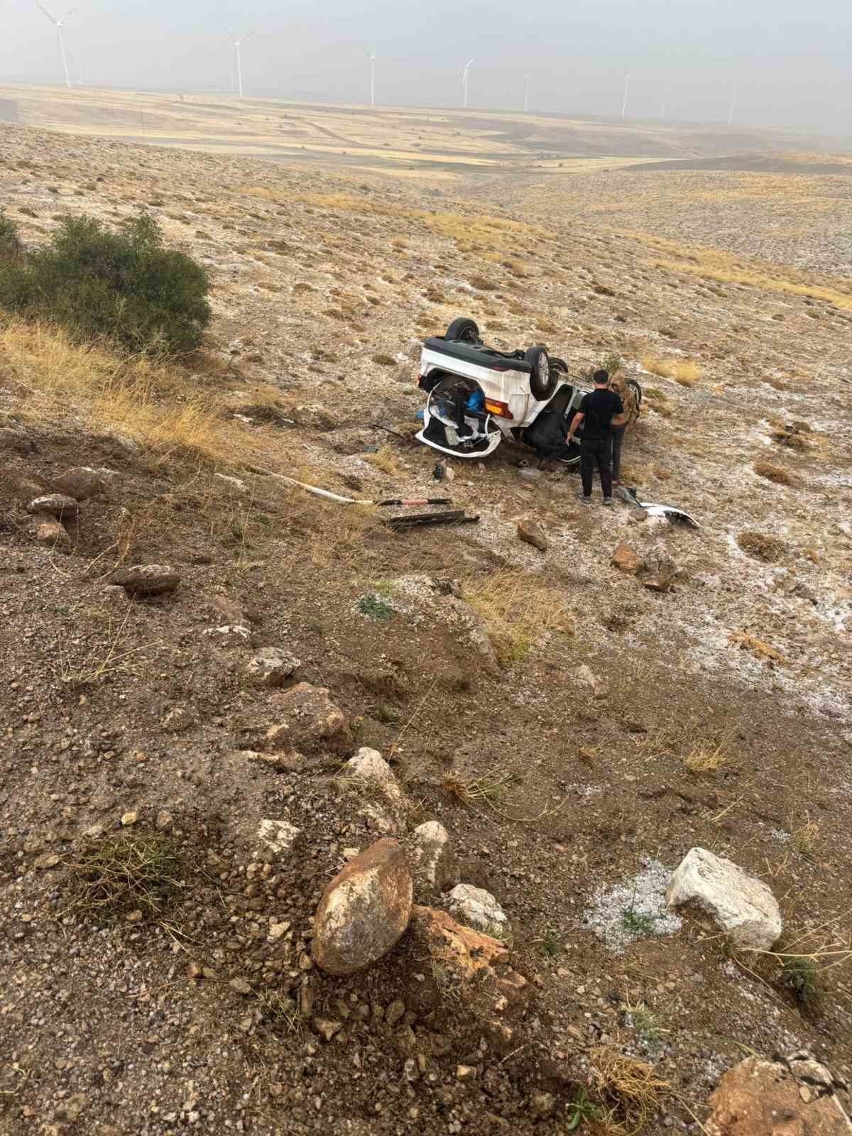 Sivas’ın Gürün ilçesinde meydana gelen trafik kazasında kontrolden çıkan otomobil