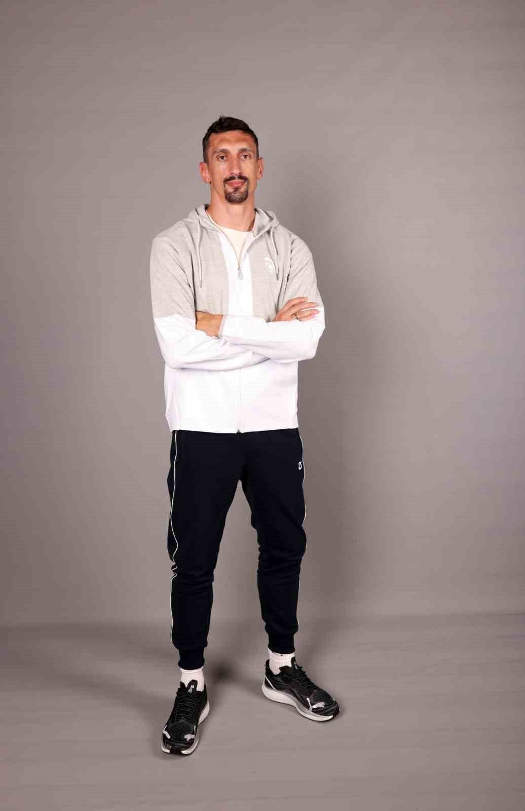 Trabzonspor’un deneyimli savunma oyuncusu Stefan Savic, bordo-mavili kulübün kendisine Atletico