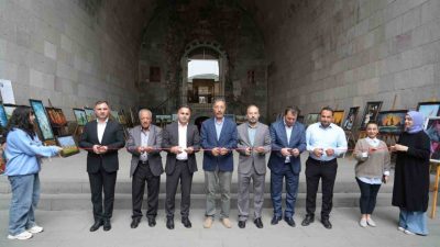 Erzurum’da tarihi Çifte Minareli Medrese’de 15’inci kişisel sergisini açan Fesih
