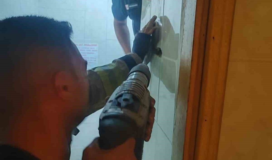 Kocaeli’nin İzmit ilçesinde, telefonunu havalandırma boşluğuna düşüren şahıs, telefonu almak