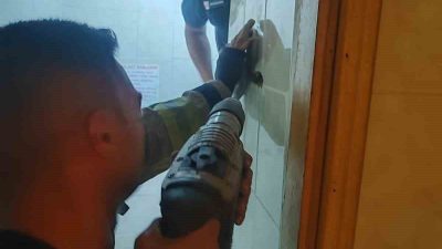 Kocaeli’nin İzmit ilçesinde, telefonunu havalandırma boşluğuna düşüren şahıs, telefonu almak