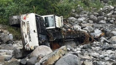 Rize’de şiddetli yağışlar sonrasında etkili olan sele Ardeşen ilçesinde tonlarca