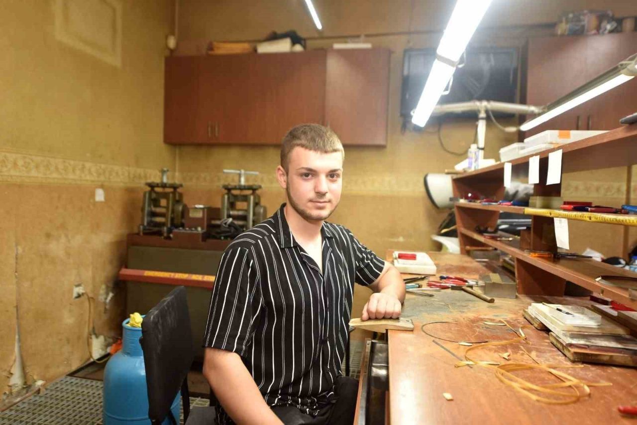 Trabzon’da bir hasır işleme atölyesinde çalışan 16 yaşındaki Metehan Arslan,