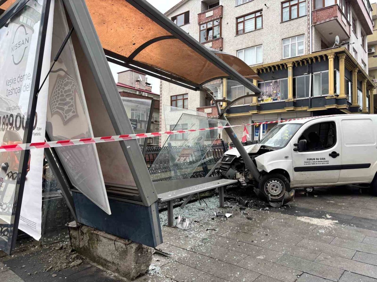 Trabzon’un Ortahisar ilçesinde el frenini çekilmeyen araç yaklaşık 100 metre