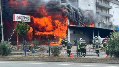 Trabzon’un Akçaabat ilçesinin Darıca mahallesinde ’Deppo’ isimli alışveriş merkezinde yangın