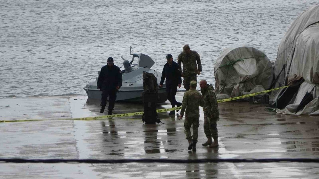 Trabzon’un Çarşıbaşı ilçesi açıklarında gece balıkçılar tarafından bulunarak kıyıya getirilen