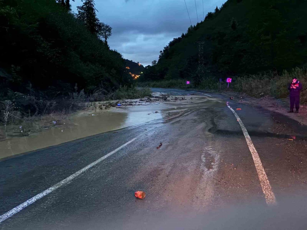 Trabzon’un Arsin ilçesinde meydana gelen heyelan nedeniyle Atayurt-Santa grup yolu