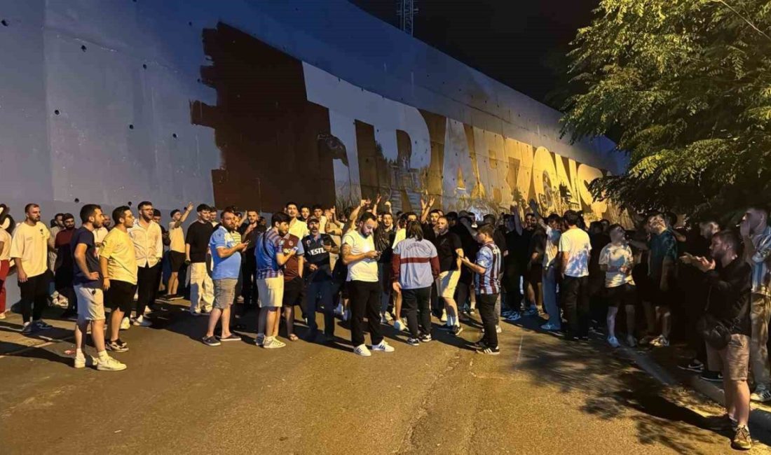 Trabzonspor taraftarları takım kaptanı Uğurcan Çakır’ın Galatasaray’a transfer iddialarını protesto