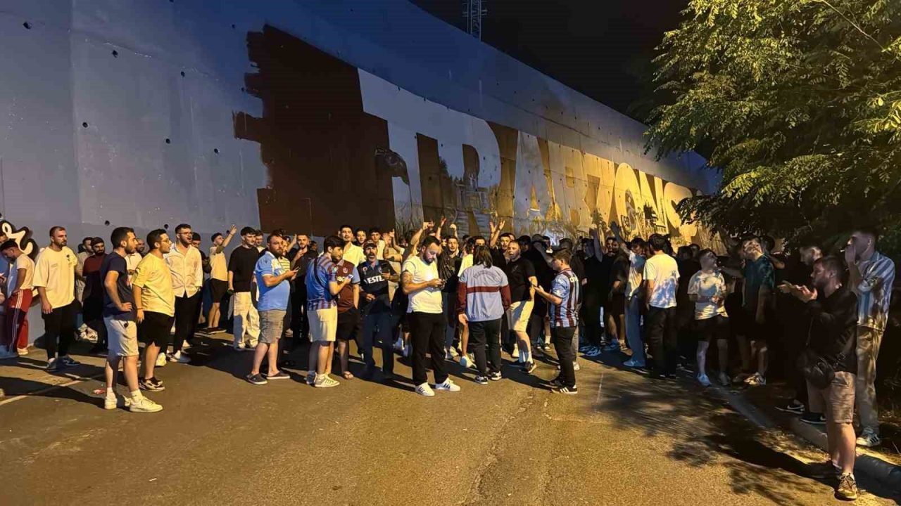 Trabzonspor taraftarları takım kaptanı Uğurcan Çakır’ın Galatasaray’a transfer iddialarını protesto