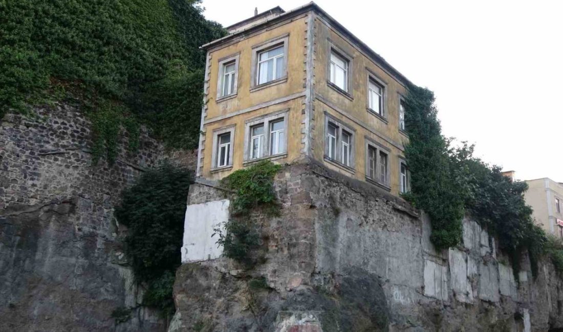 Trabzon’un tarihi surları üzerine inşa edilen evler, yüzyılların izini taşıyan