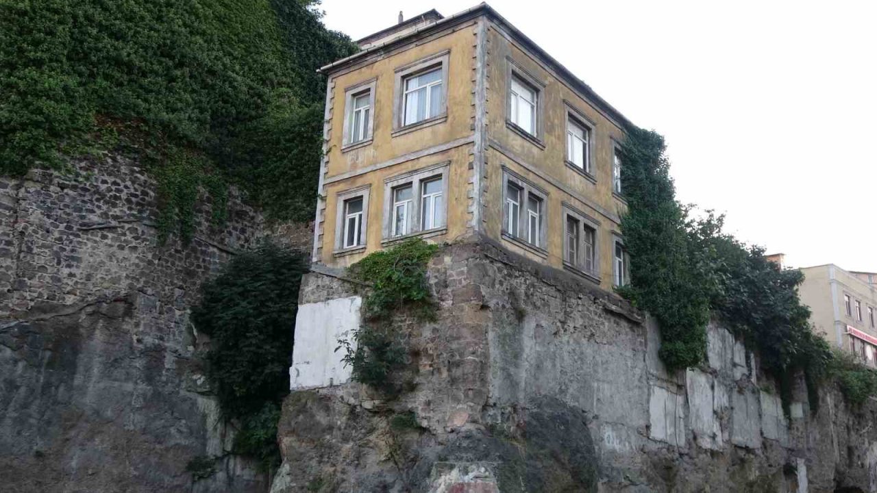 Trabzon’un tarihi surları üzerine inşa edilen evler, yüzyılların izini taşıyan