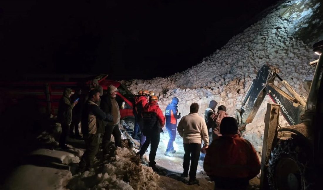 Rize’nin Çamlıhemşin ilçesine bağlı Trovit Yaylası yolunda yaşanan çığda araçları
