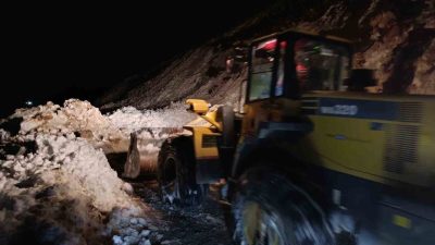 Rize’nin Çamlıhemşin ilçesi Tirovit Yaylası’nda meydana gelen çığ nedeniyle yolda