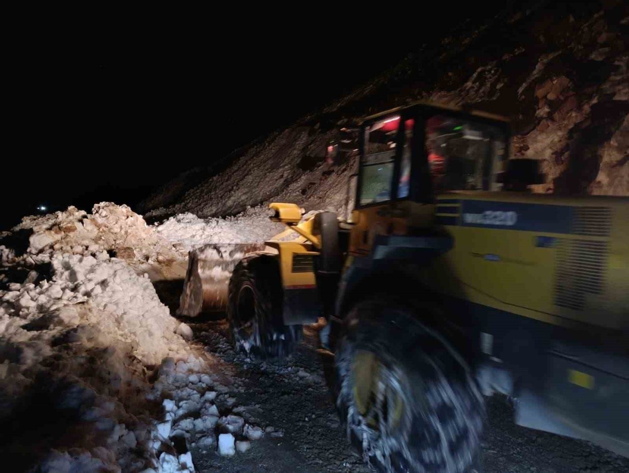 Rize’nin Çamlıhemşin ilçesi Tirovit Yaylası’nda meydana gelen çığ nedeniyle yolda