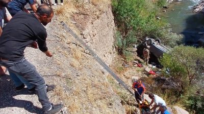 Tunceli’nin Pülümür ilçesinde, otomobilin uçuruma yuvarlanması sonucu meydana gelen kazada,