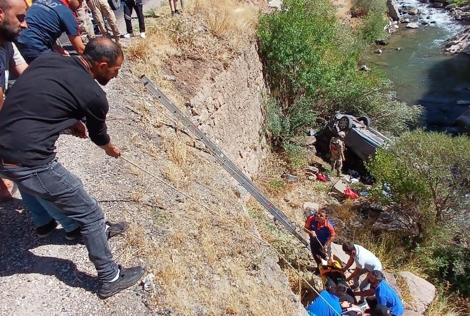 Tunceli’nin Pülümür ilçesinde, otomobilin uçuruma yuvarlanması sonucu meydana gelen kazada,
