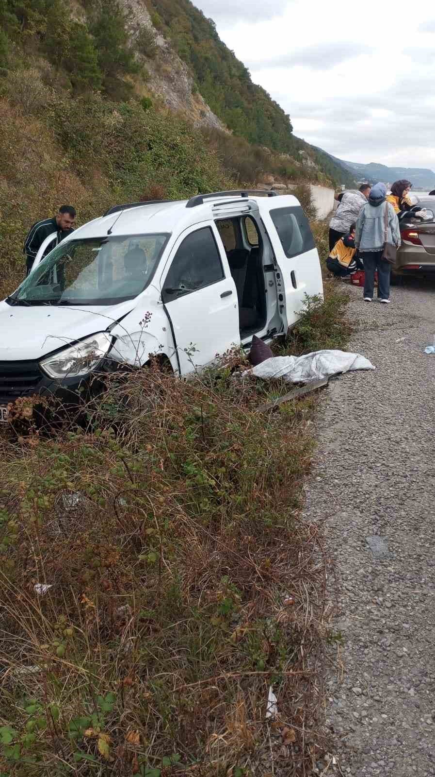 Sinop’un Türkeli-Çatalzeytin karayolunda meydana gelen trafik kazasında 3 kişi yaralandı.