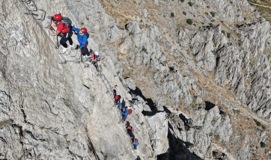 Erzincan’ın Kemaliye ilçesinde sarp kayalıklara yapılan ve 517 demir basamaktan