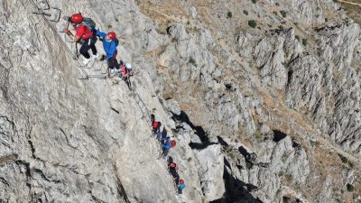 Erzincan’ın Kemaliye ilçesinde sarp kayalıklara yapılan ve 517 demir basamaktan