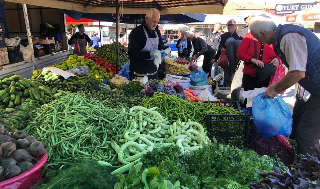 Erzincan’da mevsimin son mahsulü turşuluk ürünler pazardaki yerini aldı. Kornişon,