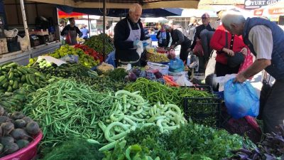 Erzincan’da mevsimin son mahsulü turşuluk ürünler pazardaki yerini aldı. Kornişon,