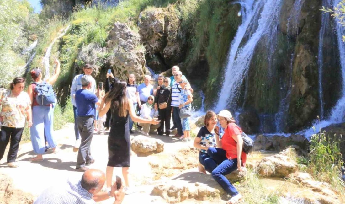 Erzincan’daki doğa harikası Girlevik Şelalesi, sonbaharda da yerli ve yabancı