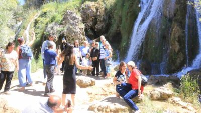 Erzincan’daki doğa harikası Girlevik Şelalesi, sonbaharda da yerli ve yabancı