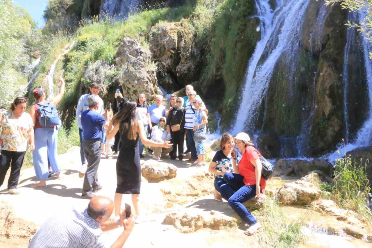 Erzincan’daki doğa harikası Girlevik Şelalesi, sonbaharda da yerli ve yabancı
