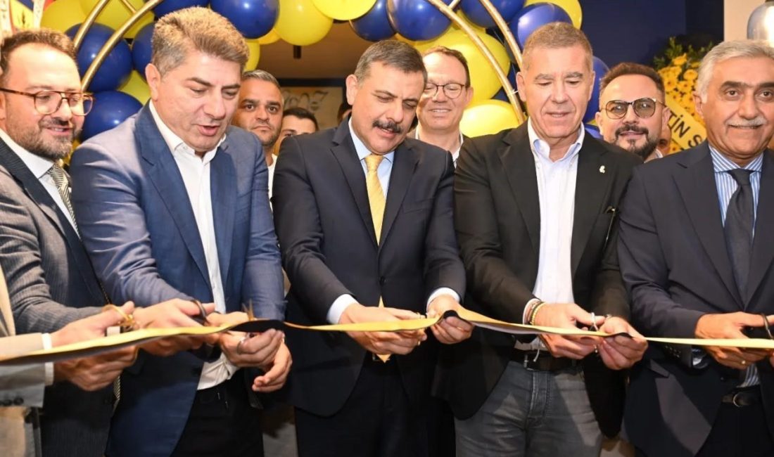 Erzurum Valisi Mustafa Çiftçi, beraberinde Fenerbahçe Yönetim Kurulu Üyesi Hakan