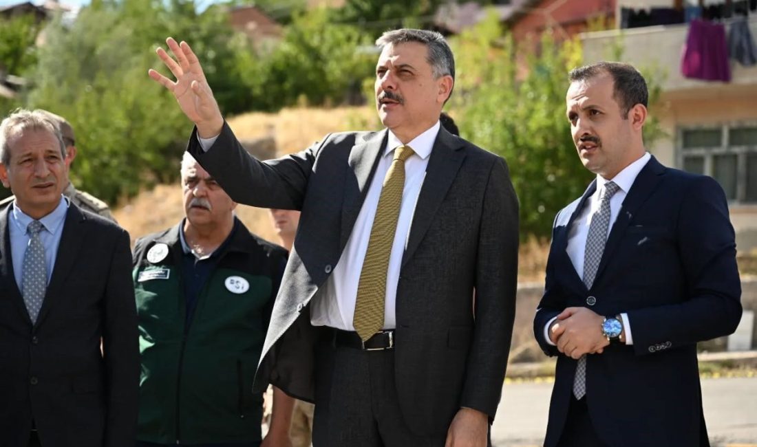 İspir Merkez Yukarı Mahallesi’nde meydana gelen heyelanın ardından bölgeye giden