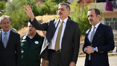 İspir Merkez Yukarı Mahallesi’nde meydana gelen heyelanın ardından bölgeye giden