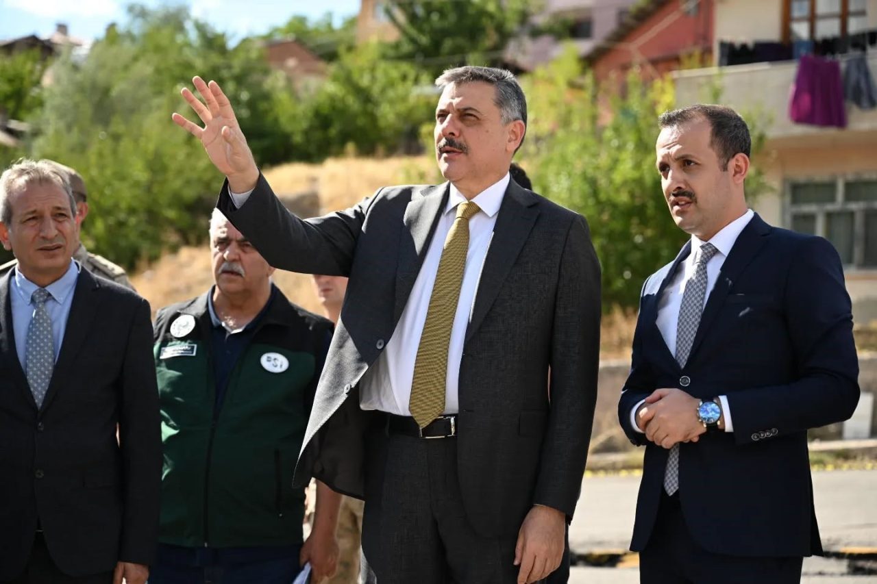 İspir Merkez Yukarı Mahallesi’nde meydana gelen heyelanın ardından bölgeye giden