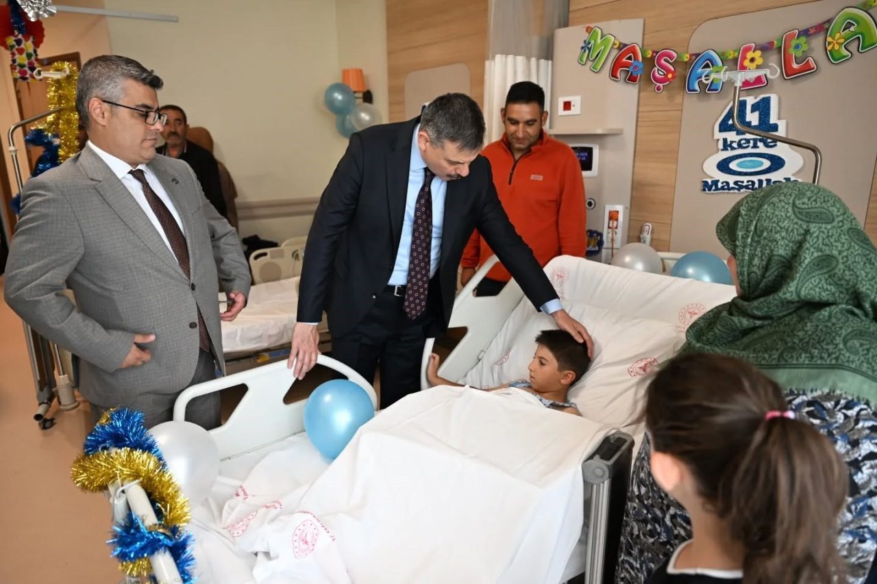 Erzurum Valisi Mustafa Çiftçi, Şehir Hastanesi Üroloji bölümünde sünnet olan