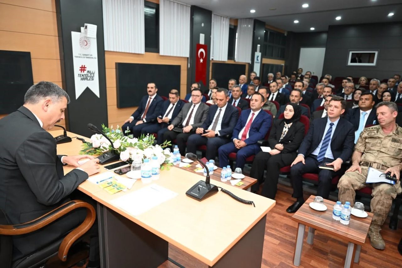 Erzurum Valisi Mustafa Çiftçi, bir araya geldiği bürokratlara “Vatandaş Odaklı