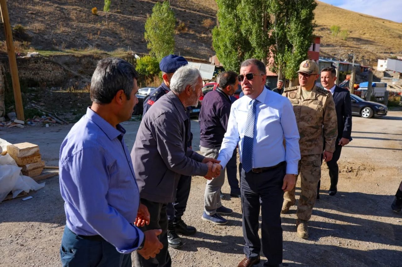 Bayburt Valisi Mustafa Eldivan, Kopuz köyünde incelemede bulundu. Vali Eldivan,