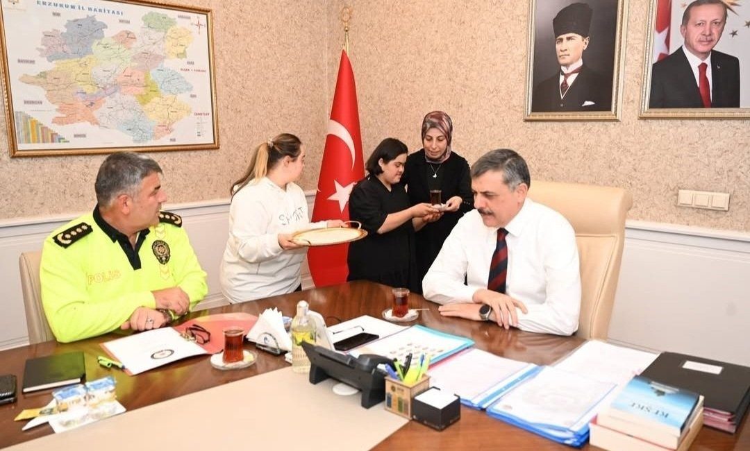 Çağla Okyay ve Elif Ademoğlu isimli down sendromlu özel çocuklar,