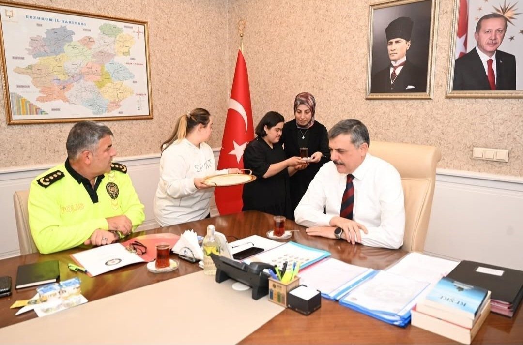 Çağla Okyay ve Elif Ademoğlu isimli down sendromlu özel çocuklar,