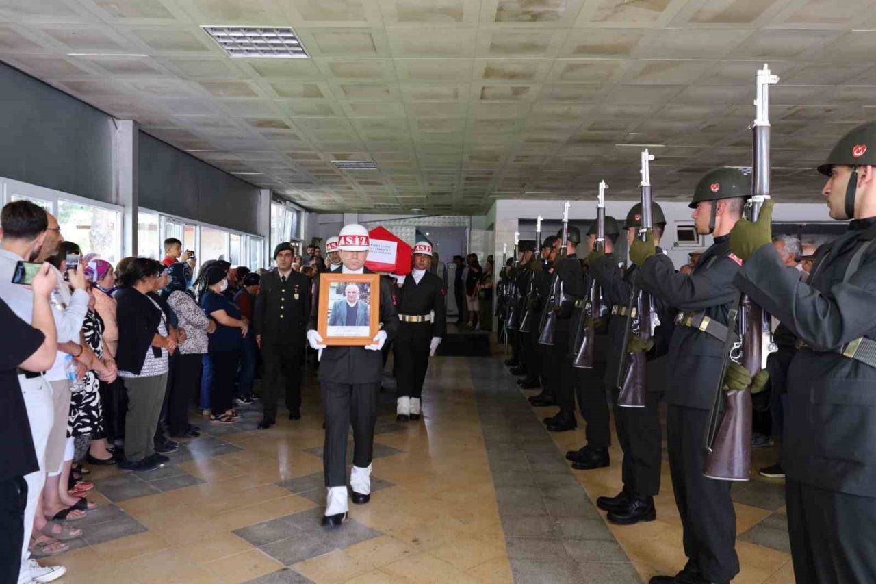 Erzincan’da vefat eden Kıbrıs Gazisi Ali Türkoğlu son yolculuğuna uğurlandı.