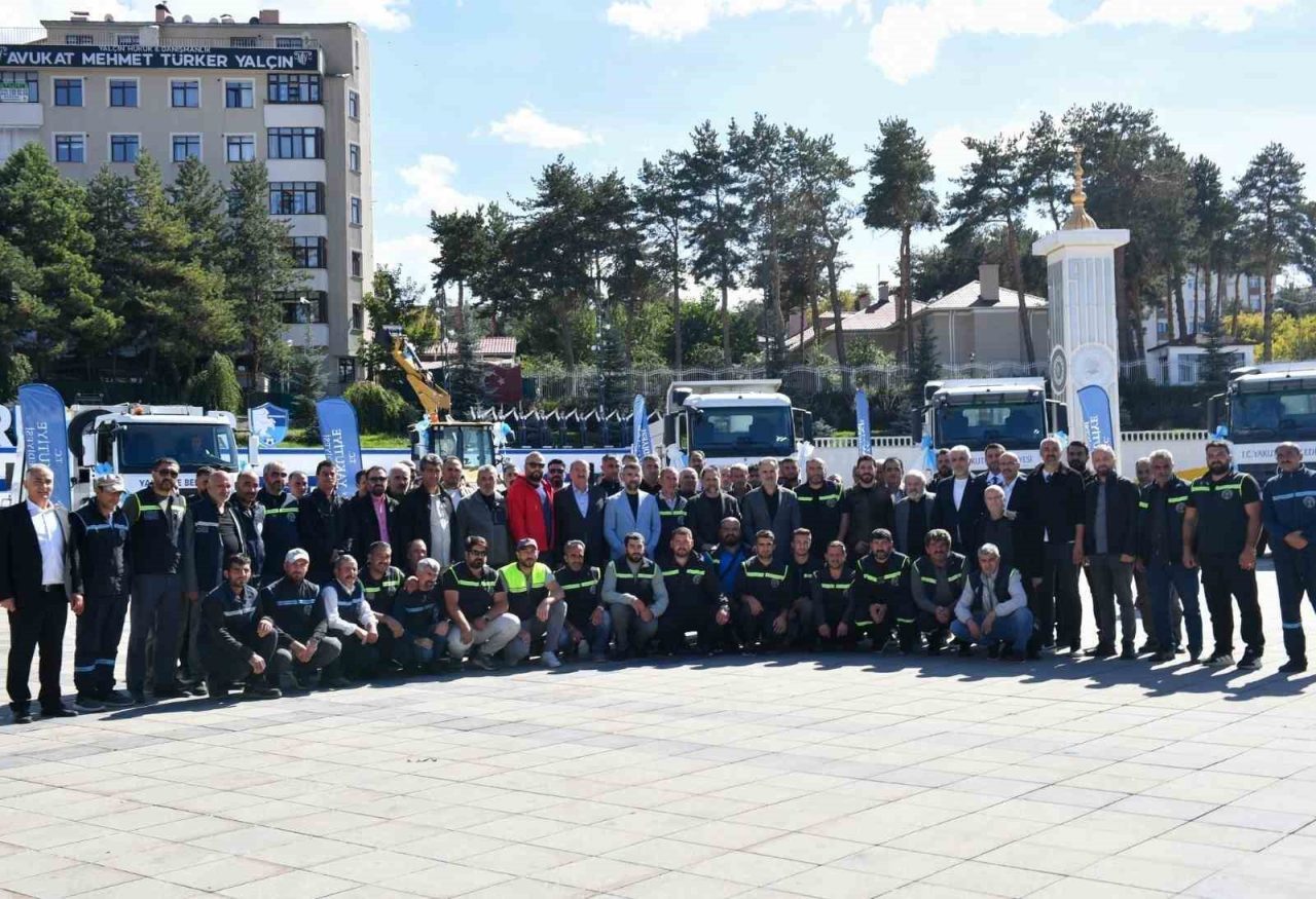 Yakutiye Belediyesi araç filosuna kattığı yeni kamyon ve iş makinelerinin